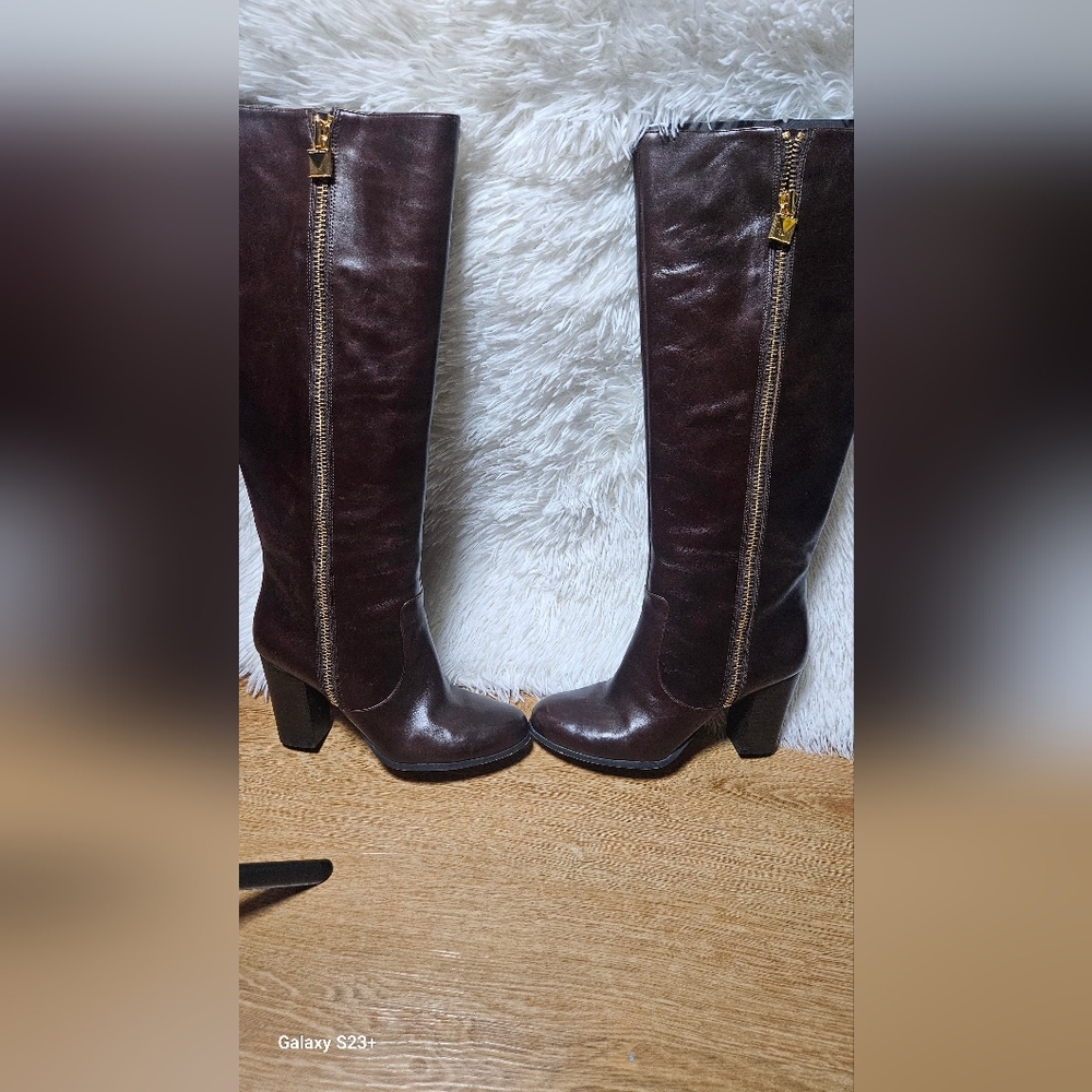 Michael Kors Brown Heeled Boots with Sophisticated Design - Picture 4 of 6
